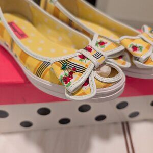 Betsy Johnson Canvas Flats Size 6
